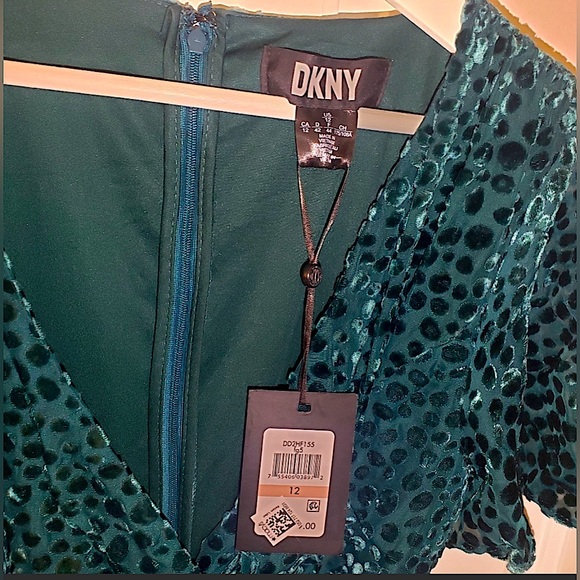 🆕 DKNY
Velvet Flutter-Sleeve Midi Dress. Beautiful Forest Green color. - Picture 3 of 6